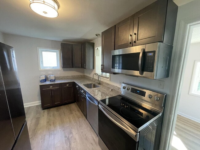 Building Photo - "Charming 3-Bed Home with Finished Basemen...