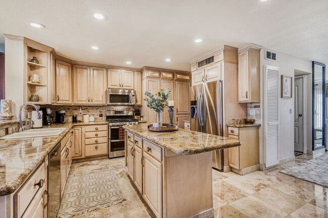 Building Photo - Furnished LVCC Beauty