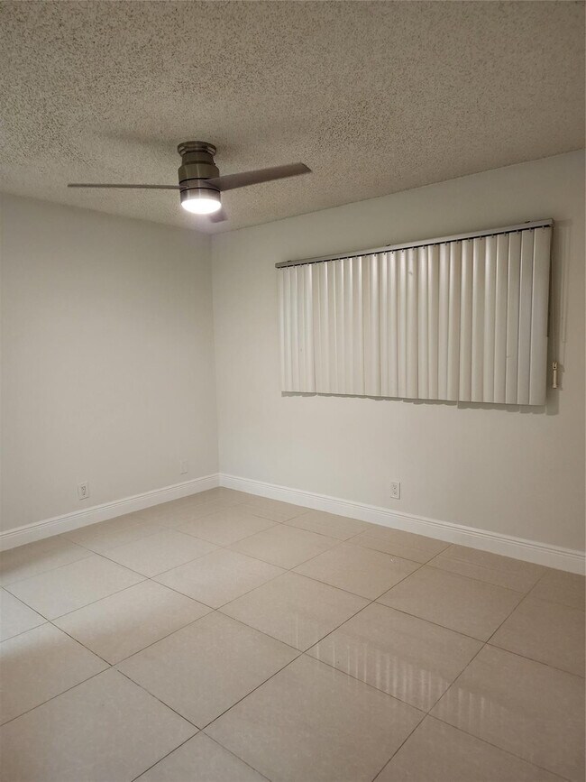 Building Photo - 5140 SW 40th Ave