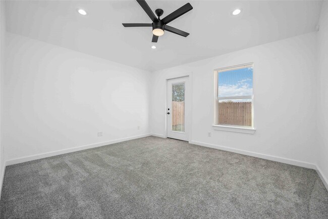 Building Photo - 5126 Pershing St