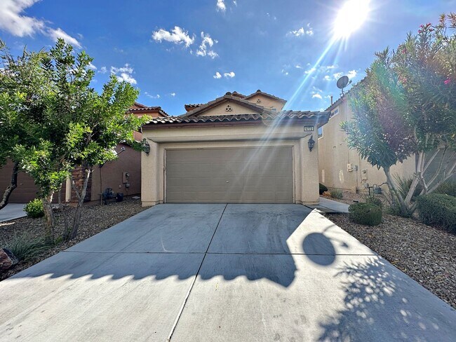 Building Photo - 3 Primary Bedrooms + Loft in Mountain's Ed...