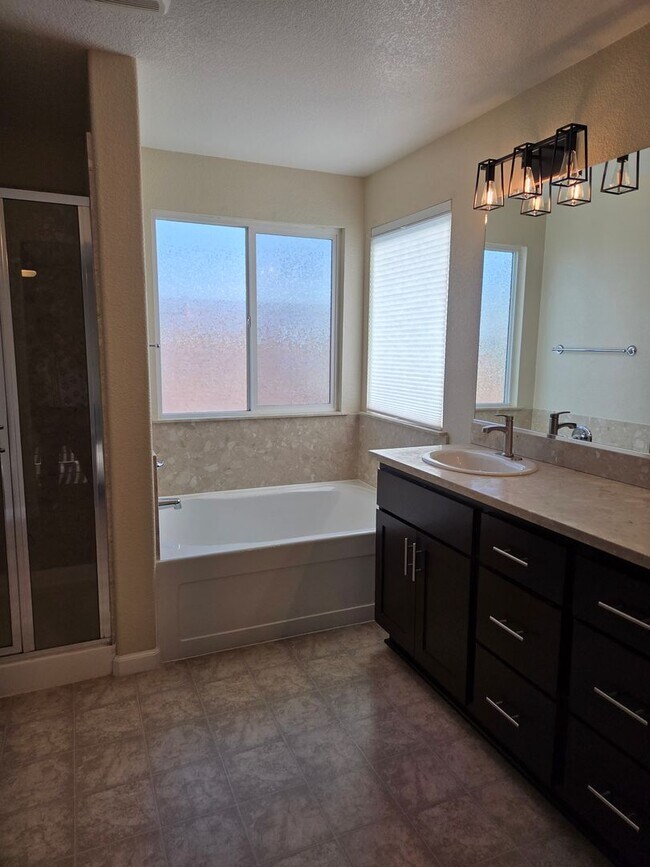 Building Photo - 1443 Greenbrier Dr