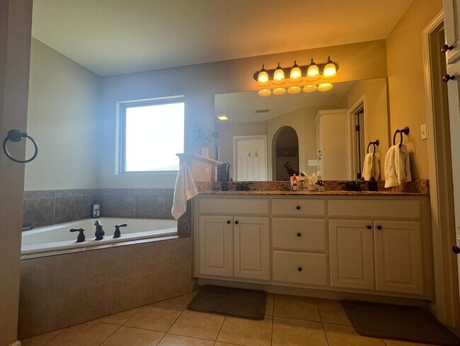 Building Photo - New Listing!