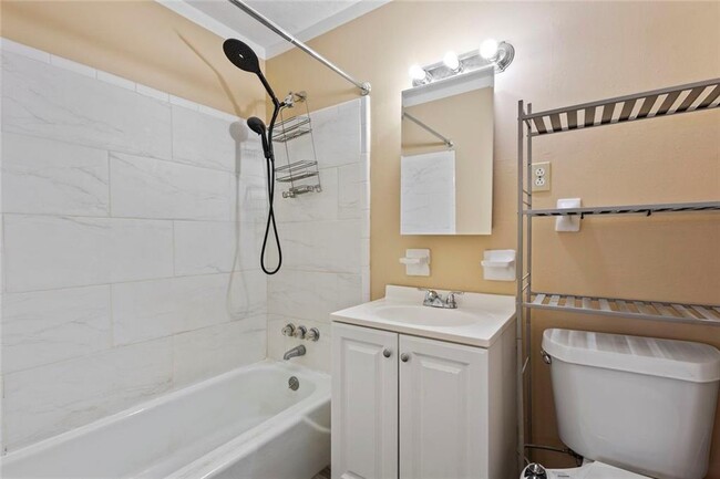 Building Photo - 1201 Shoreham Dr