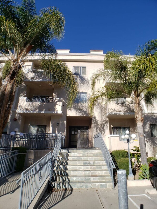 Building Photo - 10849 Fruitland Dr