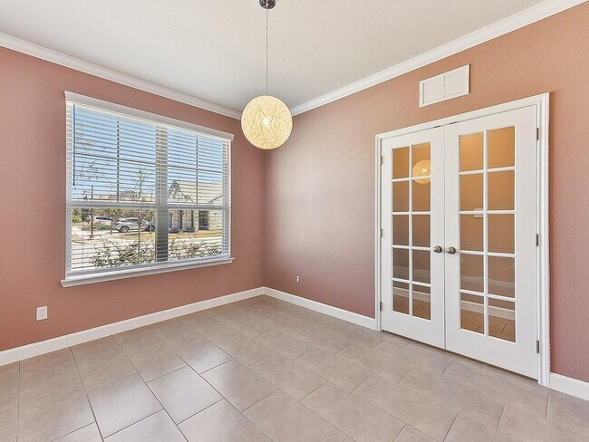 Building Photo - 600 Saturnia Dr