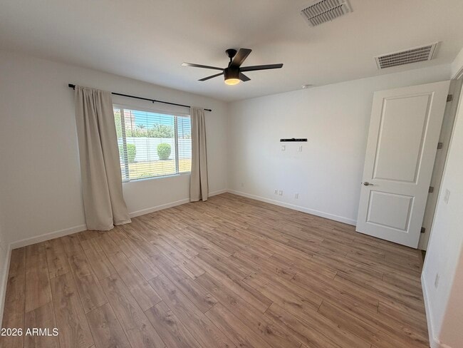 Building Photo - 9948 E Thornbush Ave