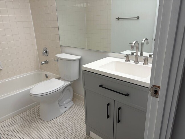 Building Photo - Welcome to Urban Elegance in the Heart of Historic Old City, Philadelphia