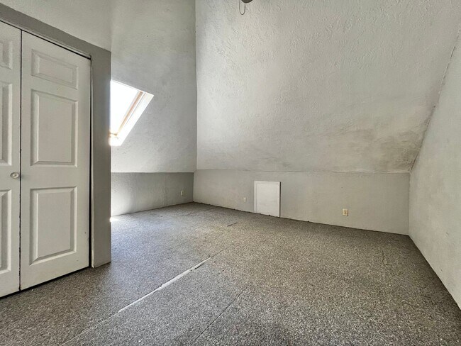 Building Photo - The Remington (BR-LN)