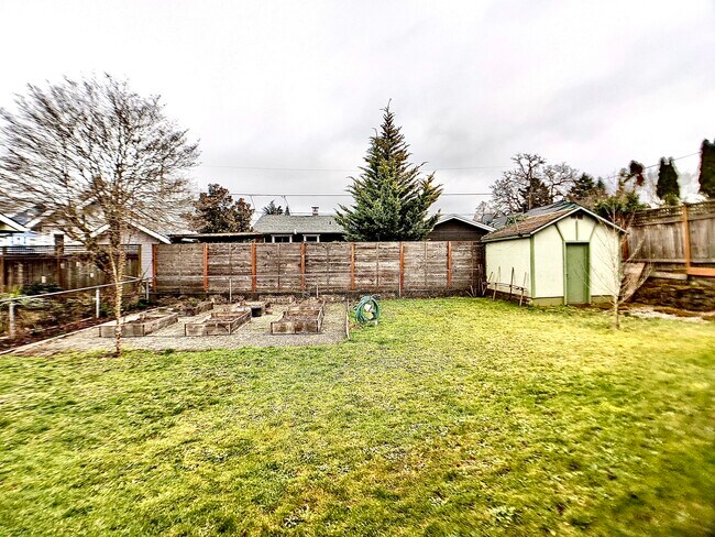 Building Photo - 2746 SE 73rd Ave