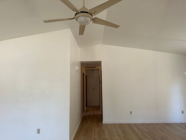 Building Photo - Well maintained home in desirable neighbor...