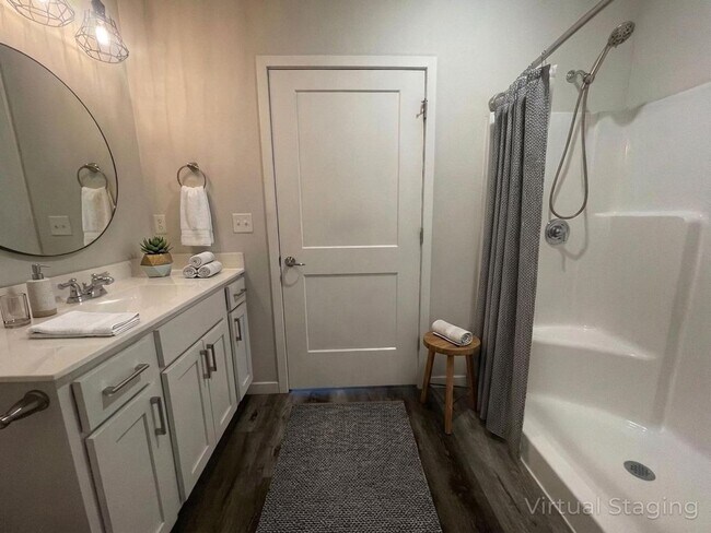 Building Photo - Fresh Paint and New Flooring 2 bedroom 2 bath Luxury Apartment Branson MO