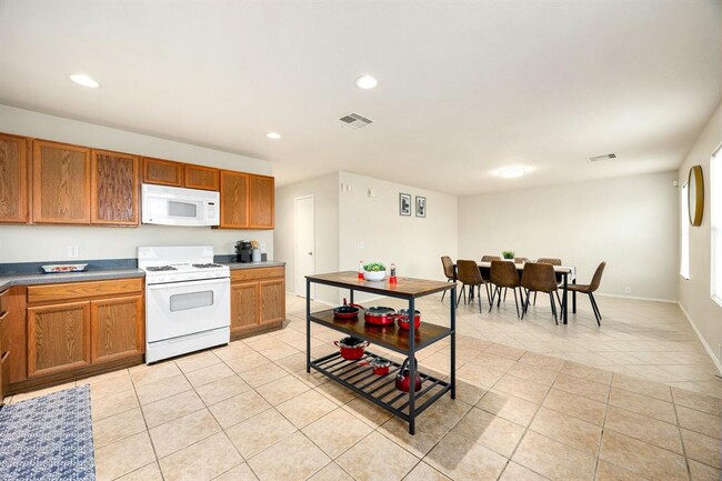 Building Photo - 814 Eagles Glide Dr