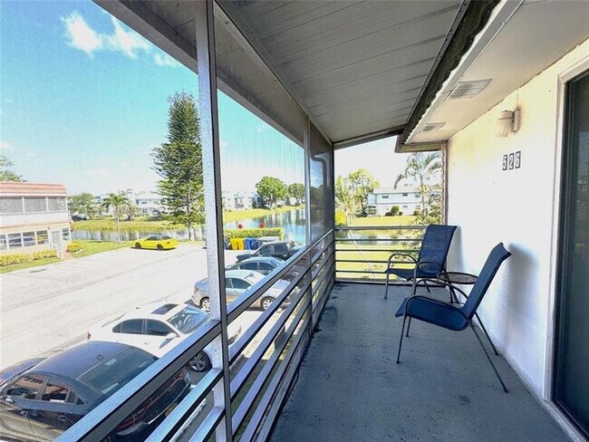 Building Photo - 526 Saxony Dr