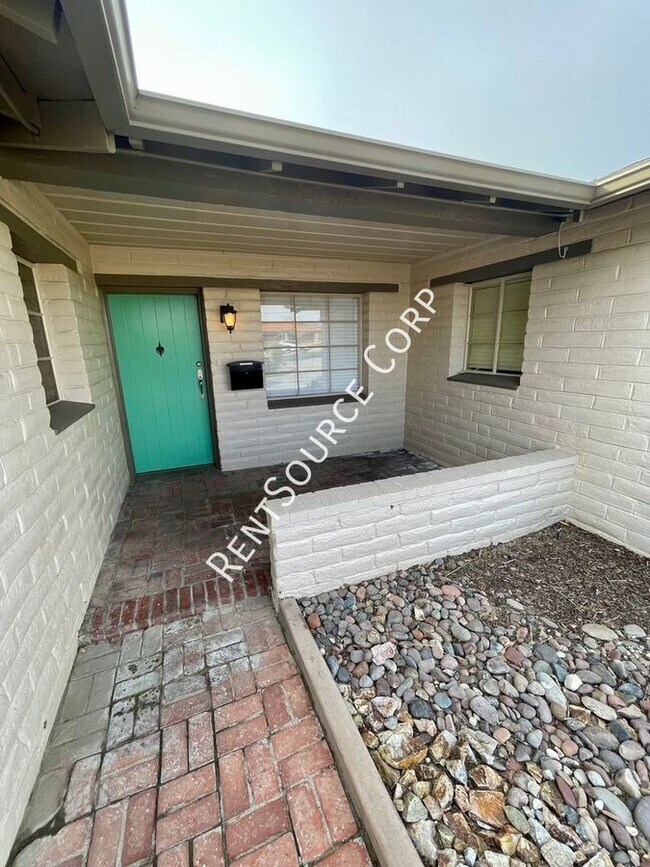Building Photo - 1022 W Lancaster Blvd