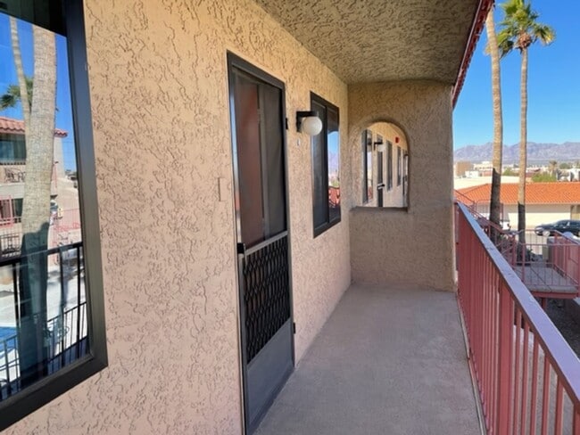 Building Photo - 1 bed, 1 bath upstairs unit for rent