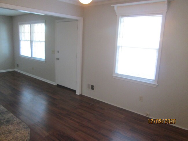 Building Photo - 2 bedroom 1 bath duplex off of Broad River Rd