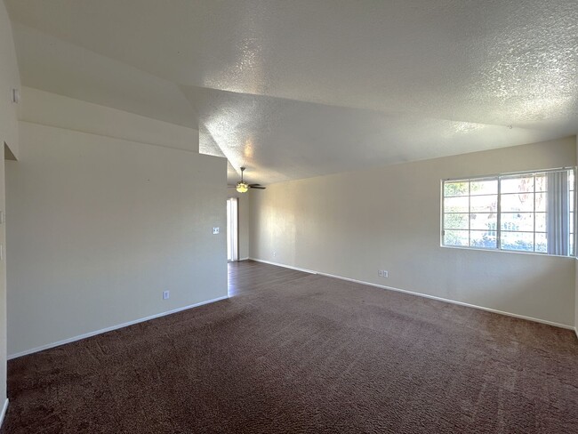 Building Photo - AVAILABLE NOW!! 2 Bed/2 Bath Apartment in ...