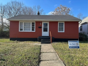 Building Photo - 915 N Upland Ave