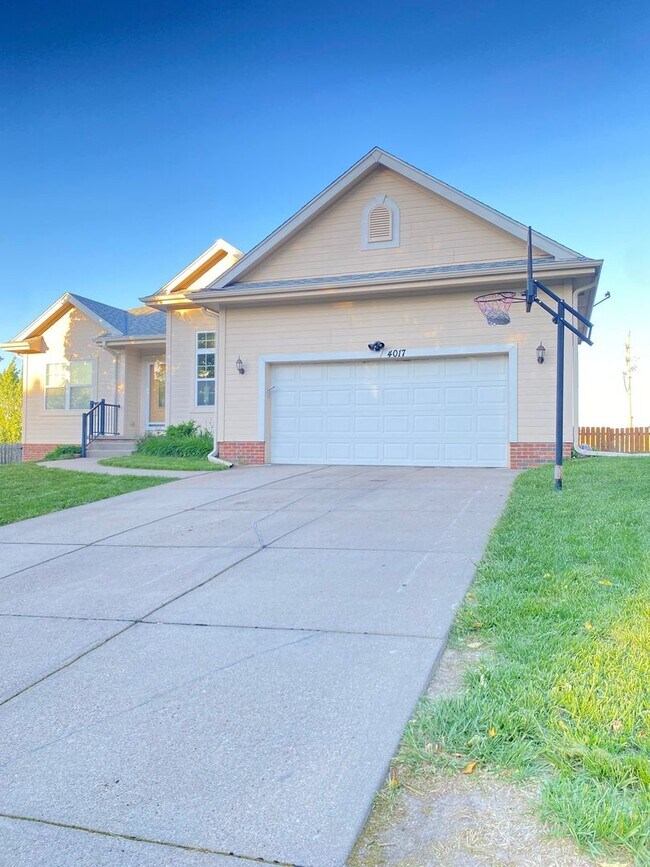 Building Photo - Stunning 5 bedrooms and 3 bathrooms in Wal...