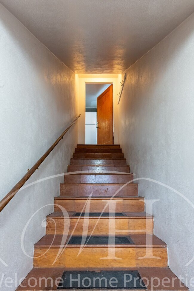 Building Photo - 310 SE 6th St