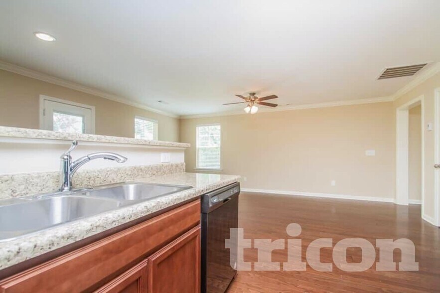 Building Photo - 7100 Colquitt Wy