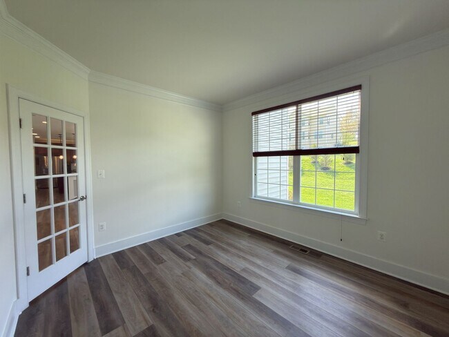 Building Photo - Spacious 4 Bed 3.5 Bath Home in Round Hill VA For Rent!