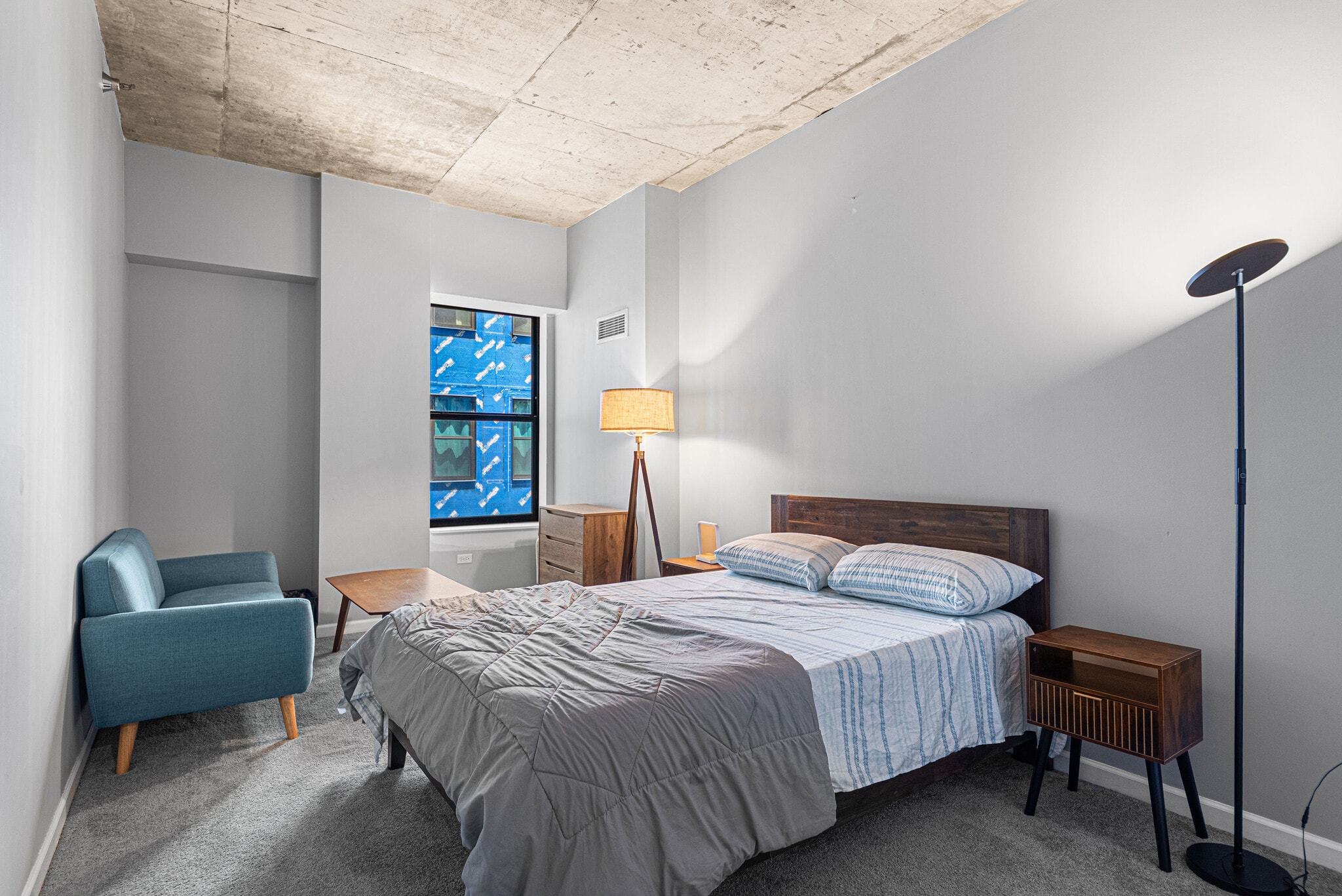 1st bedroom - 1122 W Catalpa Ave