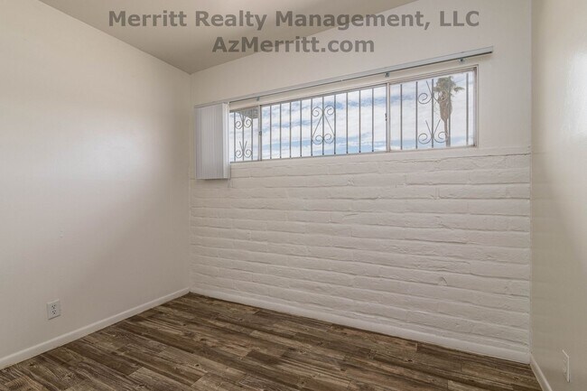 Building Photo - 4 Bedroom, 2 bath, air conditioned, fenced...