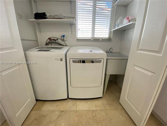 Building Photo - 19330 NE 18th Pl