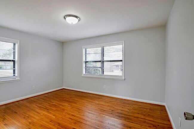 Building Photo - ?969 Oak Grove Road West Homewood!