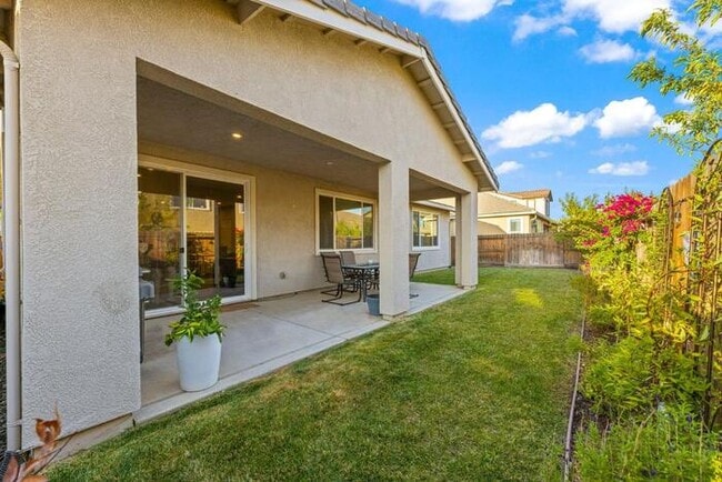 Building Photo - Beautiful 3 Bedroom PLUS bonus Room For Re...