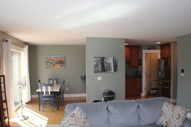 Building Photo - 3 Bedroom 2.5 Townhome