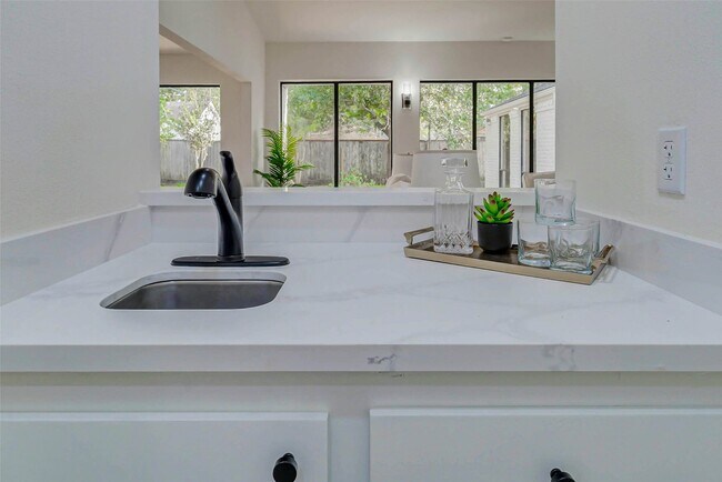 Building Photo - 10303 Chevy Chase Dr