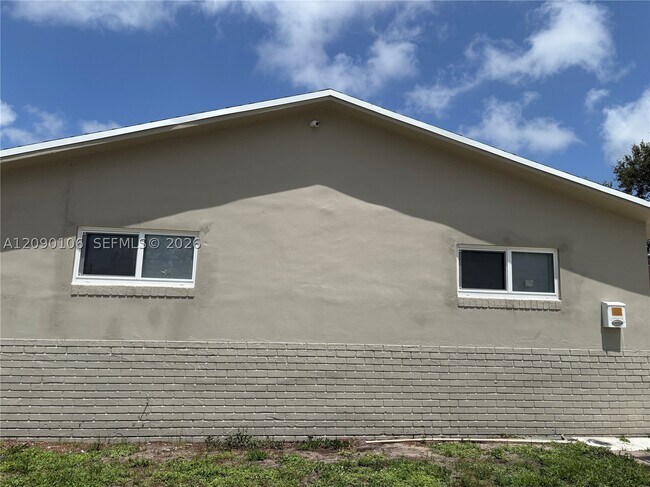 Building Photo - 5020 SW 26th Ave