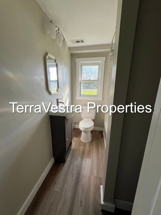 Building Photo - 4 Bed Single Family house in Glassboro!