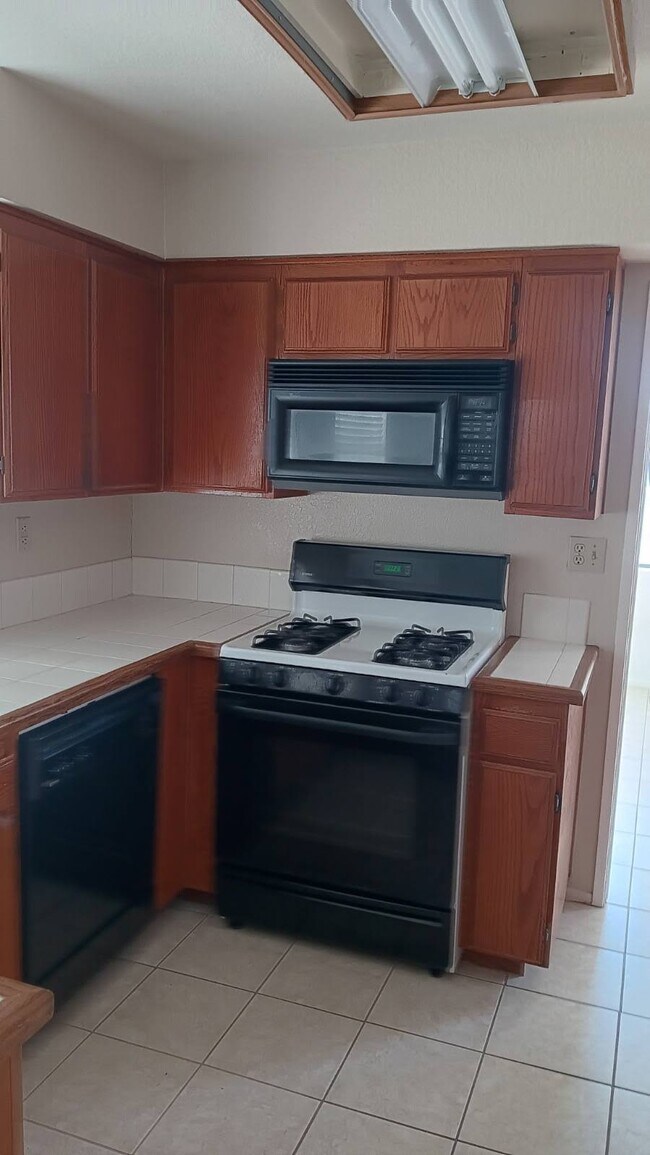 Building Photo - 39640 Wild Flower Dr