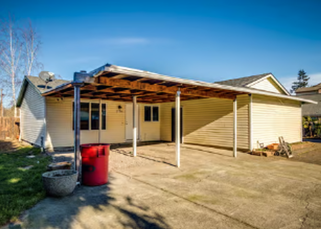 Building Photo - Beautiful Home with huge yard!