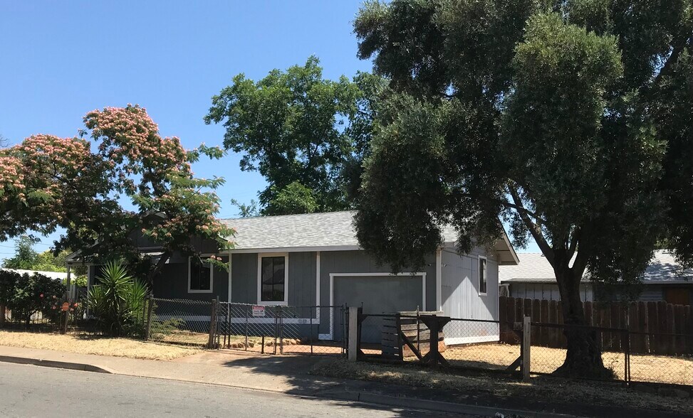 Building Photo - 3055 Spencer Ave