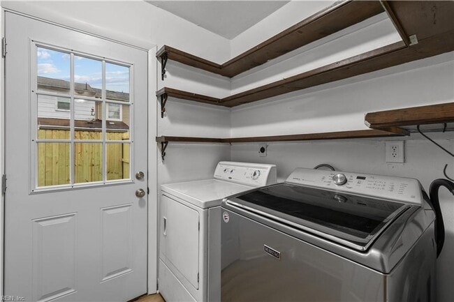 Building Photo - Updated Townhome in Virginia Beach