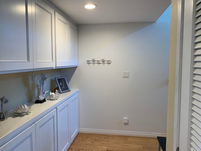 Building Photo - 15 Oaktree Ln