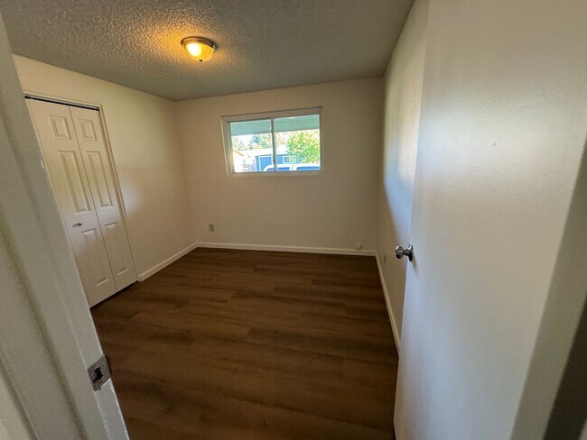Building Photo - 3 Bedroom House in Waldport!