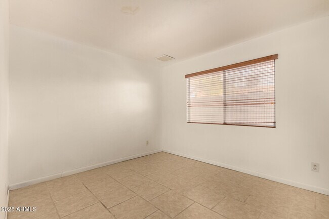 Building Photo - 5603 W Greenbriar Dr