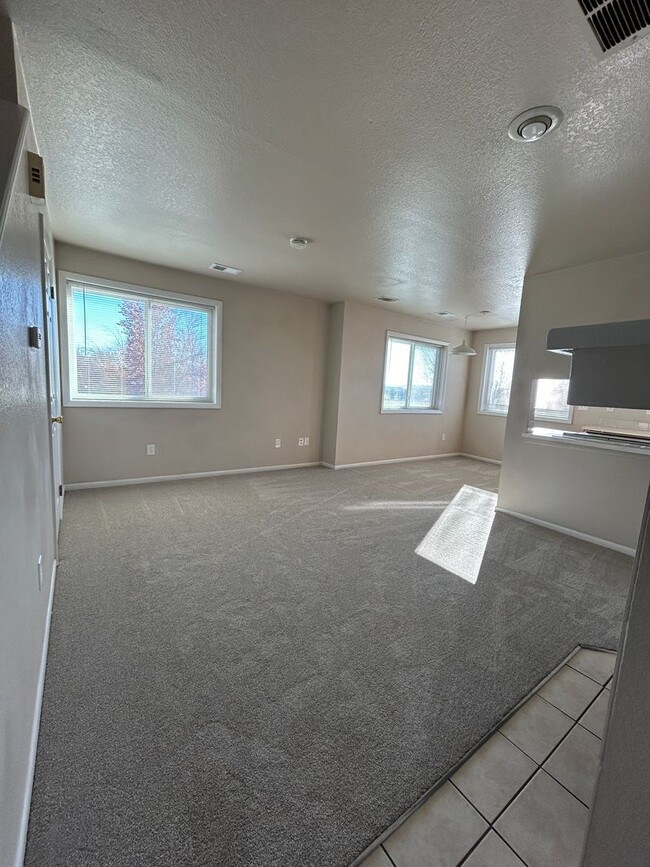 Building Photo - Condo Available For Rent In Northeast Boul...