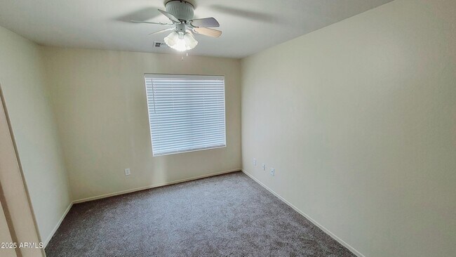 Building Photo - 11253 W Davis Ln