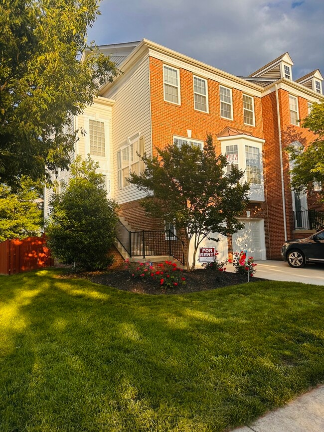 Primary Photo - 22702 Lamoreaux Landing Square