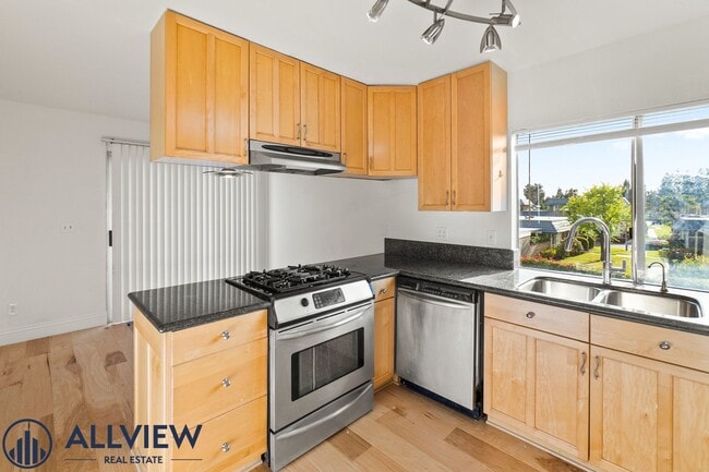 Building Photo - Renovated 2 Bedroom, 1 Bathroom Available ...