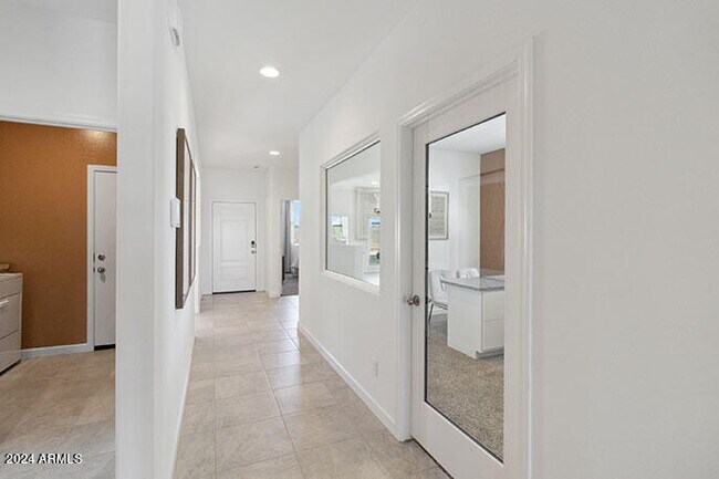 Building Photo - 1527 E Lardner Dr