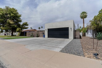 Building Photo - 2220 E Weldon Ave