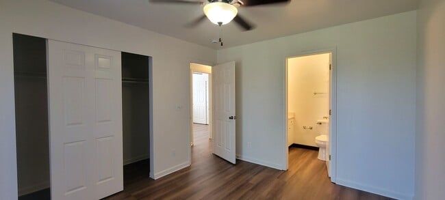 Building Photo - Great Shasta Lake Home in Country Setting, New LVP Flooring